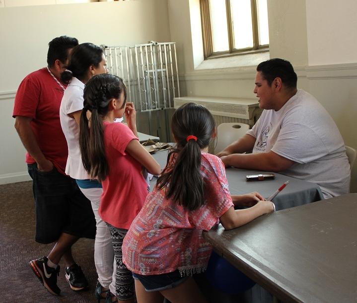 Children learning about college at Orentación Familiar